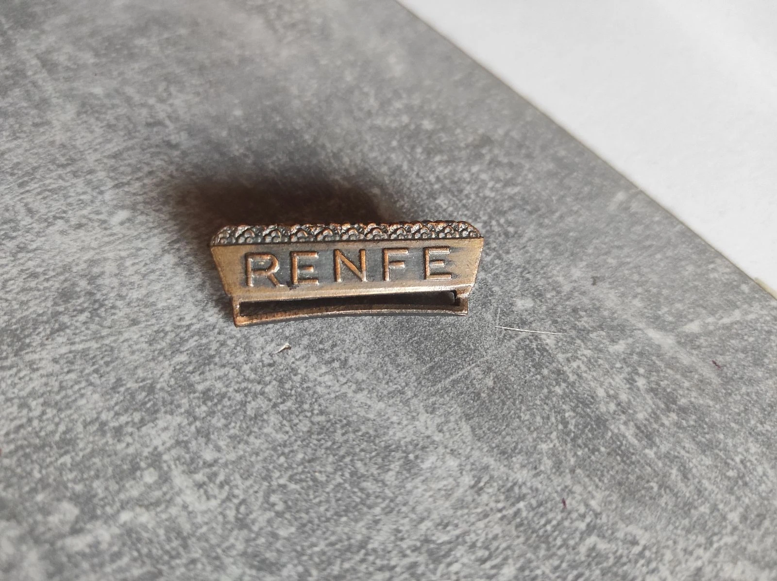 Insignia Renfe en cobre – photo 2